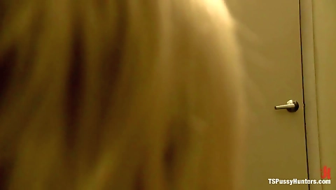 Hot girl's pussy is ready for a ask corner ferreray