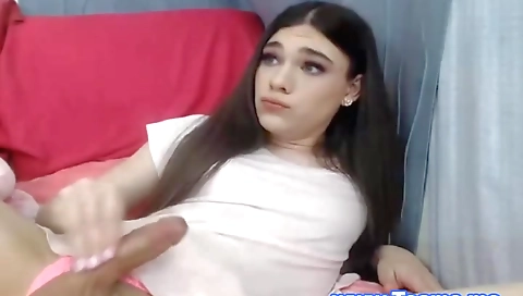 Sexy chick does a little facial from myr