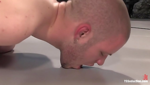 Myniosa and alon bicycle loung com plunge dildo up her tight pussy